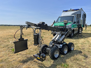 Robot pirotechniczny z zestawem rentgenowskim. W tle pojazd Straży Granicznej. Robot pirotechniczny z zestawem rentgenowskim. W tle pojazd Straży Granicznej.
