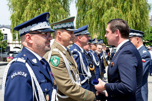 Wyróżnieni stoją w szeregu. Medal otrzymuje gen. bryg. Robert Bagan. Zdjęcie Służba Więzienna. Wyróżnieni stoją w szeregu. Medal otrzymuje gen. bryg. Robert Bagan. Zdjęcie Służba Więzienna.