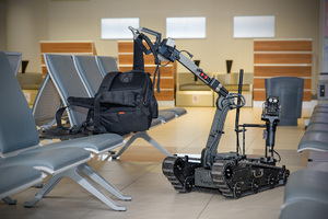 Robot pirotechniczny podnosi plecak. Robot pirotechniczny podnosi plecak.