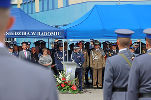 Przemawia nadinsp. Waldemar Wołowiec. Pod namiotami stoją goście. Przemawia nadinsp. Waldemar Wołowiec. Pod namiotami stoją goście.