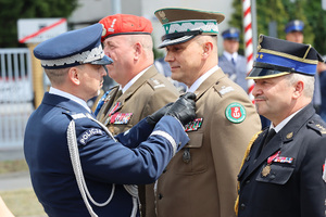 Nadinspektor Paweł Dobrodziej przypina odznaczenie gen. bryg. SG Robertowi Baganowi. Nadinspektor Paweł Dobrodziej przypina odznaczenie gen. bryg. SG Robertowi Baganowi.