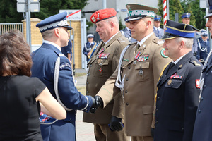 Nadinspektor Paweł Dobrodziej gratuluje gen. bryg. SG Robertowi Baganowi. Nadinspektor Paweł Dobrodziej gratuluje gen. bryg. SG Robertowi Baganowi.