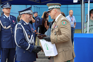 Gen. bryg. SG Robert Bagan składa życzenia nadinsp. Waldemarowi Wołowcowi. Gen. bryg. SG Robert Bagan składa życzenia nadinsp. Waldemarowi Wołowcowi.