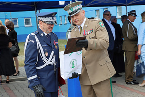 Gen. bryg. SG Robert Bagan pokazuje pamiątkowe życzenia nadinsp. Waldemarowi Wołowcowi. Gen. bryg. SG Robert Bagan pokazuje pamiątkowe życzenia nadinsp. Waldemarowi Wołowcowi.