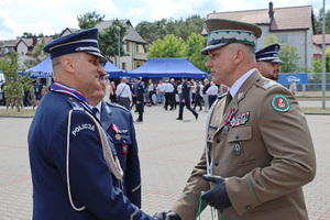Gen. bryg. SG Robert Bagan składa życzenia insp. Mirosławowi Olszewskiemu. Gen. bryg. SG Robert Bagan składa życzenia insp. Mirosławowi Olszewskiemu.