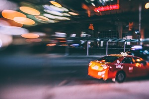 Samochód TAXI na tle świateł 