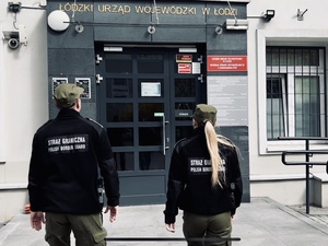 Funkcjonariusze SG wchodzą do Łódzkiego Urzędu Wojewódzkiego 
