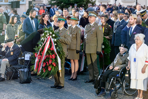 Delegacja NwOSG stoi z wieńcem przed pomnikiem. Delegacja NwOSG stoi z wieńcem przed pomnikiem.