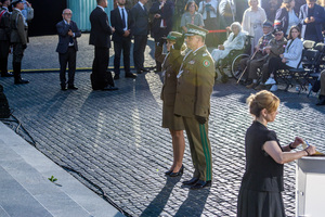 Delegacja NwOSG oddaje honor przed Pomnikiem Powstania Warszawskiego. Delegacja NwOSG oddaje honor przed Pomnikiem Powstania Warszawskiego.
