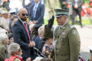 Honor oddaje generał brygady SG Robert Bagan. Honor oddaje generał brygady SG Robert Bagan.