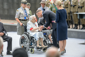 Prezydent Andrzej Duda wręcza odznaczenia. Prezydent Andrzej Duda wręcza odznaczenia.