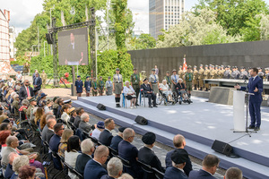 Goście siedzą na krzesłach podczas przemówienia Pana Rafała Trzaskowskiego. 
