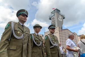Na pierwszym planie delegacja NwOSG. W tle wieża Muzeum Powstania Warszawskiego. Na pierwszym planie delegacja NwOSG. W tle wieża Muzeum Powstania Warszawskiego.