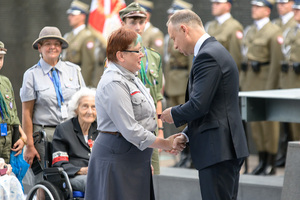 Prezydent Andrzej Duda wręcza odznaczenia. Prezydent Andrzej Duda wręcza odznaczenia.