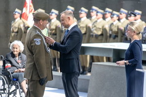 Prezydent Andrzej Duda wręcza odznaczenia. Prezydent Andrzej Duda wręcza odznaczenia.