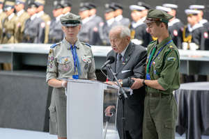 Przemawia Pan Jerzy Mindziukiewicz w asyście harcerzy. Przemawia Pan Jerzy Mindziukiewicz w asyście harcerzy.