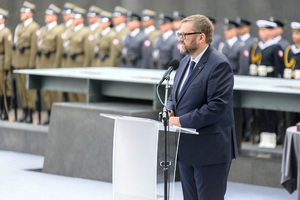 Przed mównicą stoi Pan Jan Ołdakowski. Przed mównicą stoi Pan Jan Ołdakowski.