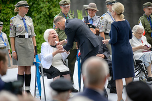 Prezydent Andrzej Duda wręcza odznaczenia. Prezydent Andrzej Duda wręcza odznaczenia.