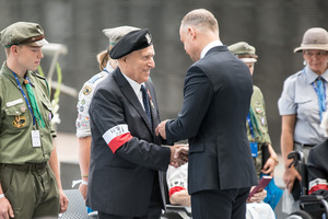 Prezydent Andrzej Duda wręcza odznaczenia. Prezydent Andrzej Duda wręcza odznaczenia.