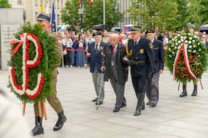 Pan Jerzy Mindziukiewicz z delegacją składa wieniec. Pan Jerzy Mindziukiewicz z delegacją składa wieniec.