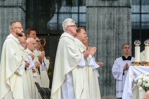 Księża stoją przy ołtarzu. Księża stoją przy ołtarzu.