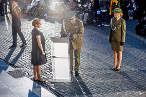 Generał brygady SG Robert Bagan wpisuje się do księgi pamiątkowej. Generał brygady SG Robert Bagan wpisuje się do księgi pamiątkowej.
