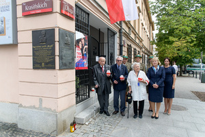 Powstańcy Warszawscy i delegacja NwOSG stoją przy tablicach zawieszonych przed wejściem do siedziby Związku Powstańców Warszawskich. Powstańcy Warszawscy i delegacja NwOSG stoją przy tablicach zawieszonych przed wejściem do siedziby Związku Powstańców Warszawskich.