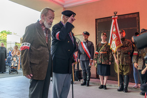 Powstańcy oddają honor. Powstańcy oddają honor.