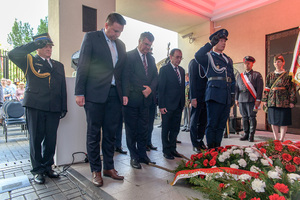 Delegacja na czele z ministrem MSWiA oddaje hołd powstańcom. Delegacja na czele z ministrem MSWiA oddaje hołd powstańcom.