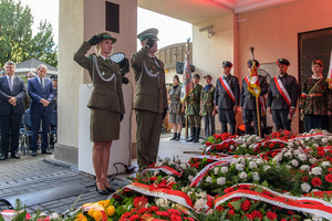 Delegacja NwOSG oddaje honor przed tablicą upamiętniającą zdobycie budynku PWPW. Delegacja NwOSG oddaje honor przed tablicą upamiętniającą zdobycie budynku PWPW.