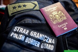 Gruziński paszport leży na polarze z napisem Straż Graniczna. Gruziński paszport leży na polarze z napisem Straż Graniczna.