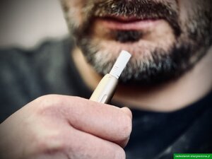Mężczyzna pali papierosa. Mężczyzna pali papierosa.