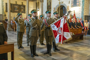 Poczty Sztandarowe oddają honor. Poczty Sztandarowe oddają honor.