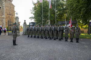 Przed wejściem do kościoła Kompania Reprezentacyjna SG prezentuje broń. Przed wejściem do kościoła Kompania Reprezentacyjna SG prezentuje broń.