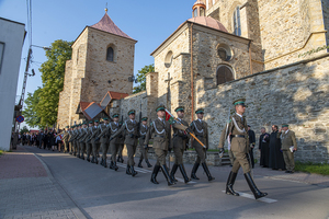Maszeruje Kompania Reprezentacyjna SG. W tle Kościół św. Zygmunta. Maszeruje Kompania Reprezentacyjna SG. W tle Kościół św. Zygmunta.