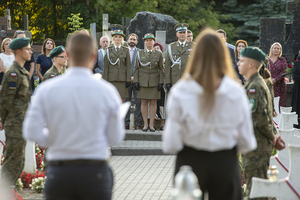 Między ramionami uczniów widoczna jest delegacja NwOSG. Między ramionami uczniów widoczna jest delegacja NwOSG.