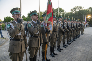 Kompania prezentuje broń podczas apelu pamięci. Kompania prezentuje broń podczas apelu pamięci.