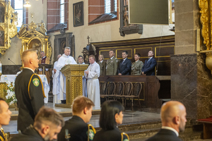 Widok na prezbiterium. Stoją księża, służba liturgiczna oraz zaproszeni goście. Widok na prezbiterium. Stoją księża, służba liturgiczna oraz zaproszeni goście.