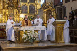 Księża celebrują Mszę Świętą. Księża celebrują Mszę Świętą.