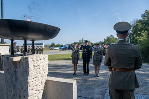Delegacja Nadwiślańskiego Oddziału oddaje honor przed pomnikiem „Żołnierzom Września 1939”. Delegacja Nadwiślańskiego Oddziału oddaje honor przed pomnikiem „Żołnierzom Września 1939”.