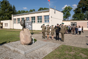 Delegacja Straży Granicznej składa kwiaty przed pomnikiem „Żołnierzom Korpusu Ochrony Pogranicza - Obrońcom Polskich Granic 1924 – 1939”. Delegacja Straży Granicznej składa kwiaty przed pomnikiem „Żołnierzom Korpusu Ochrony Pogranicza - Obrońcom Polskich Granic 1924 – 1939”.