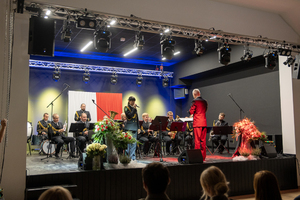 Koncert Orkiestry Morskiego Oddziału Straży Granicznej w sali widowiskowej Zespołu Szkół im. KOP w Szydłowcu. Koncert Orkiestry Morskiego Oddziału Straży Granicznej w sali widowiskowej Zespołu Szkół im. KOP w Szydłowcu.