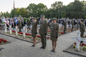 Generał brygady SG Robert Bagan wraz z delegacją oddaje honor przed pomnikiem. Generał brygady SG Robert Bagan wraz z delegacją oddaje honor przed pomnikiem.