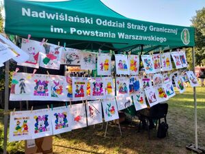 Kolorowanki dzieci wiszą na sznurku przyczepionym do namiotu NwOSG. Kolorowanki dzieci wiszą na sznurku przyczepionym do namiotu NwOSG.