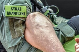 Funkcjonariusz używa chwytu transportowego 