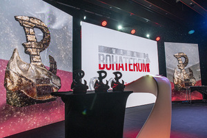 Statuetki stoją na podwyższeniu. W tle telebim z napisem Wawa Bohaterom. Statuetki stoją na podwyższeniu. W tle telebim z napisem Wawa Bohaterom.