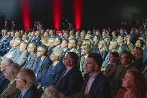 Zaproszeni goście siedzą na widowni. Zaproszeni goście siedzą na widowni.