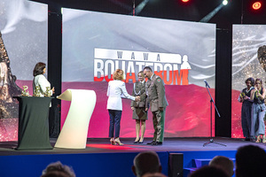 Delegacja Nadwiślańskiego Oddziału Straży Granicznej odbiera wyróżnienie. Delegacja Nadwiślańskiego Oddziału Straży Granicznej odbiera wyróżnienie.
