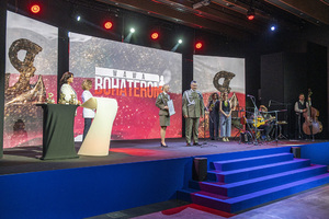 Szeroki plan z widokiem na scenę. Generał brygady SG Robert Bagan dziękuje za wyróżnienie. Szeroki plan z widokiem na scenę. Generał brygady SG Robert Bagan dziękuje za wyróżnienie.