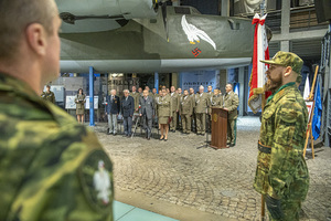 W sali pod Liberatorem stoją uczestnicy uroczystości. W sali pod Liberatorem stoją uczestnicy uroczystości.